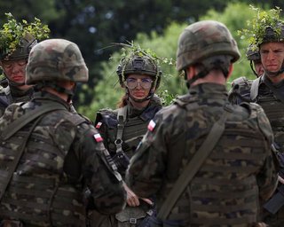 Польські громадяни масово долучаються до військової підготовки на тлі агресії РФ, — Reuters
