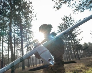 "Тиждень на симуляторі – і розумієш основи": оператор БПЛА розповів, чи дійсно геймерам простіше літати (відео)