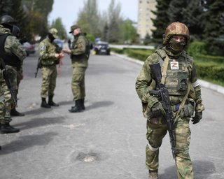 Комендантська година й обшуки: що означає "воєнний стан" для українців під окупацією