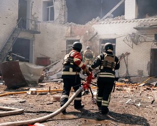 Работала охранницей: под завалами детсада в Сумах нашли тело женщины
