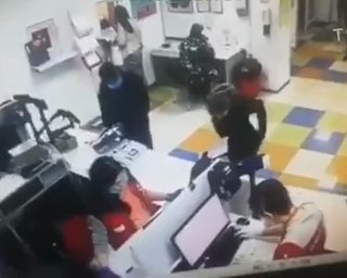 В отделении "Новой почты" возмущенная клиентка надела на лицо трусы вместо маски