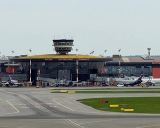 У Москві масово затримували авіарейси: в аеропорту Шереметьєво впав БПЛА (фото, відео)