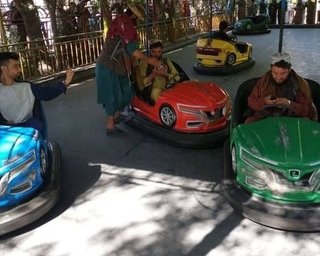 У захопленому Гераті таліби катаються на каруселях та машинках у парку (фото)