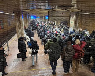 Червона гілка метро курсує лише до "Театральної": кияни стоять у великих чергах (відео)