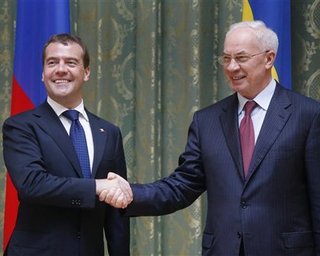 Никаких торговых войн. Медведев и Азаров связались по телефону