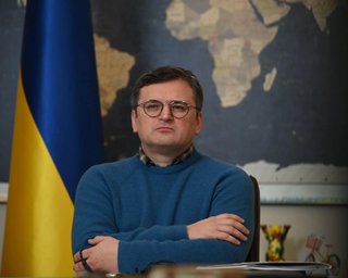 Китай все ще не готовий допомагати зброєю Росії, — Кулеба