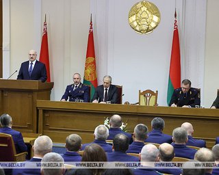 Лукашенко о передаче власти оппозиции: "Наклонить меня не получится"