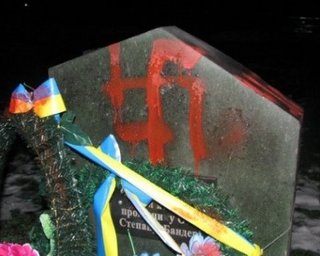 Вандалы разрисовали свастикой камень на месте памятника Бандере