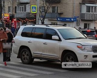 Протащил несколько метров: в Харькове внедорожник сбил людей на пешеходном переходе (видео)