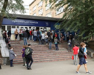Могут ли украинские студенты выезжать за границу: кому из мужчин откажут