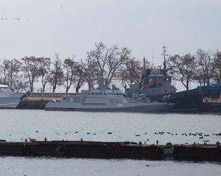 Моряков, захваченных в Керченском проливе, перевозят на "суд" в Симферополь, - Чубаров