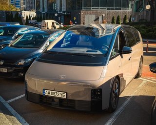 540 сил и запас хода более 700 км: в Киеве заметили авангардный спортивный минивэн (фото)