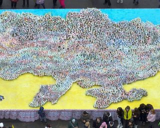 Подарунок для ЗСУ: волонтери створили найбільшу карту України з великодніх пасок (фото)