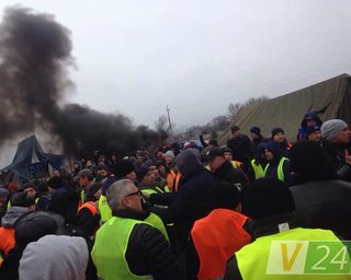 На пункте пропуска, где митингуют "евробляхеры", произошла массовая драка