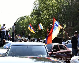В столице Армении протестующие заблокировали основные дороги