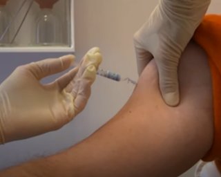 Впервые за сутки от коронавируса вакцинировали более 10 тысяч украинцев