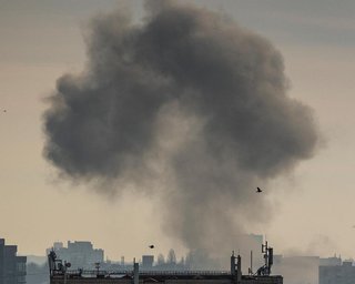 В Крыму сообщили о взрывах и стрельбе: в небо подняли вертолеты, — СМИ (видео)