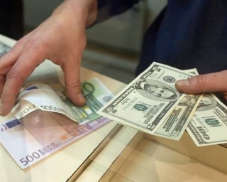 Доллар вновь подорожал в обменниках Украины