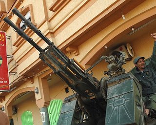 В боях за Триполи погибли более 100 человек