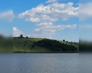 Украинка показала всеми забытое село с большим озером, где нет людей (фото, видео)