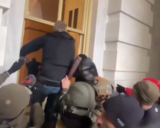 "Русский след". На видео со штурма Капитолия услышали крики "Смелее! Смелее!" (видео)