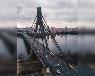 Атака біля Північного моста у Києві: дрон РФ вдарив по Оболоні, перекрили рух, працюють служби