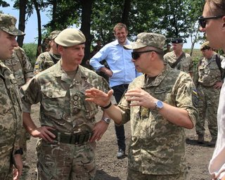 Делегация британских военных посетила зону проведения ООС