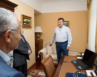 Януковичу посвятили стихи и напомнили, что власть - от Бога