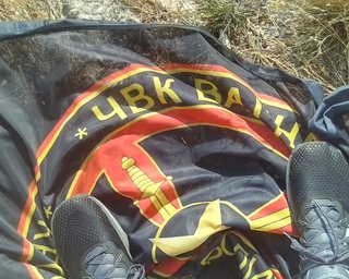 Выбросил на помойку: в Крыму украинский патриот сорвал флаг ЧВК "Вагнер" на горе Ай-Петри (фото)