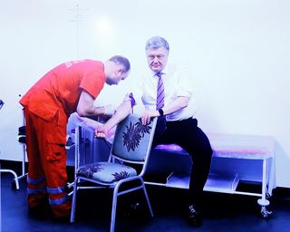 Порошенко сдал анализы на НСК "Олимпийский"