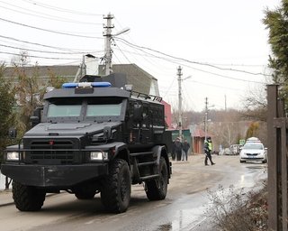 Забрасывает гранатами: в подмосковных Вешках с утра продолжается противостояние местного жителя и полиции