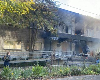 Россияне атаковали школу в Киеве: огонь уничтожил детскую композицию, посвященную миру (фото)