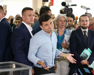 За ЕС, детей и "пекучую соль". Как голосовали и о чем говорили украинские политики (фоторепортаж)