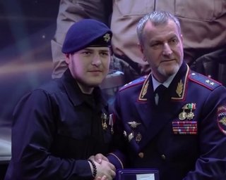 Порушив ПДР і отримав медаль: 18-річного сина Кадирова відзначили пам'ятною нагородою (відео)