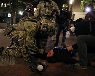 Губернатор Орегона заявила, что федералы покинут Портленд. Трамп опровергает