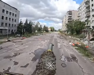 Танк Leopard вдарив по багатоповерхівці в Покровську, де сиділа російська ДРГ (відео)