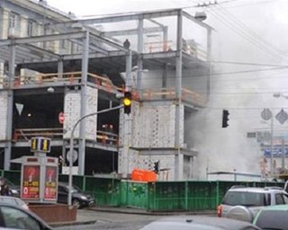 В столице начался демонтаж стройки возле метро Театральная