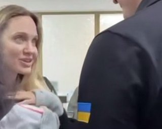 Анджеліна Джолі отримала пам'ятний жетон "Херсон" (відео)
