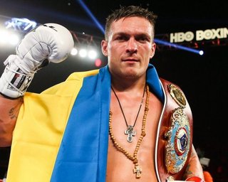 Усик заявил, что отказывается от всех своих поясов: что известно (видео)