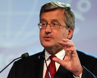 Польша одобряет отправку в Украину миротворцев, - Коморовский