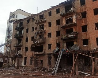 Россияне сбросили ФАБ-1500 на центр Славянска: повреждены почти 40 многоэтажек (фото)