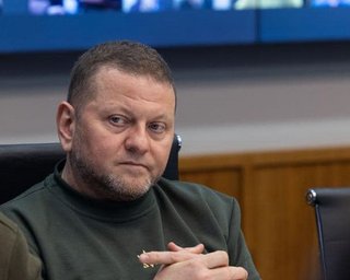 "Он дошел до меня": Залужный получил шеврон погибшего Героя Украины "Грека" (фото)
