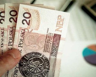 Майже як в Україні: скільки платять українським біженцям у Польщі