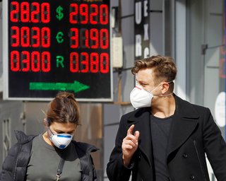 Доллар по 30 к концу года. Что ждет курс гривны и когда остановится ее девальвация