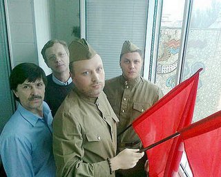 Милиция штурмовала квартиру активистов, развернувших красные флаги над маршем УПА в Киеве