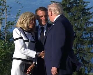 Незвичайне рукостискання: стало відомо, про що розмовляли Трамп і Бріжит Макрон