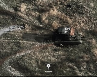 "Не має аналогів у світі": російський танк заплутався у колючому дроті та заглох (відео)