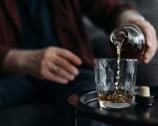 Військовий пив подароване віскі під час відеопобачення. Дівчина фіксувала це на відео. У пляшці був метадон