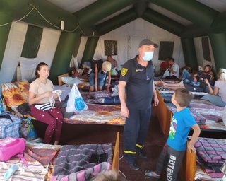 На КПВВ "Новотоицкое" живут 13 взрослых и 2 детей,  которых боевики не пускают в ОРДЛО