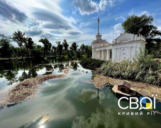 Плавають на човнах та переживають за дітей: що відбувається у Кривому Розі після ударів ЗС РФ (фото)